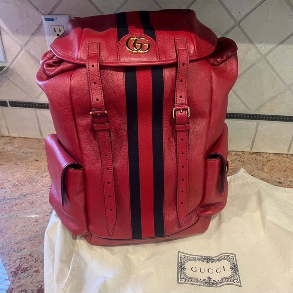 A 262 - 💯% authentic Gucci medium backpack bag